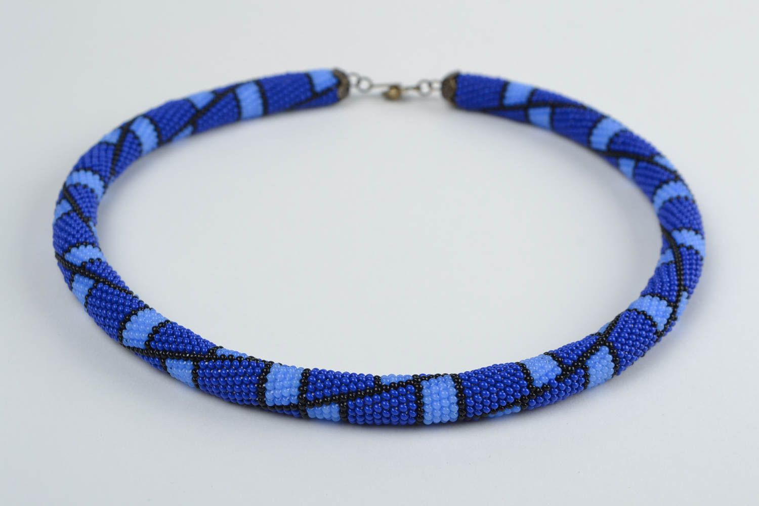 Joli collier en perles de rocaille bleu fait main accessoire tressé au crochet photo 4