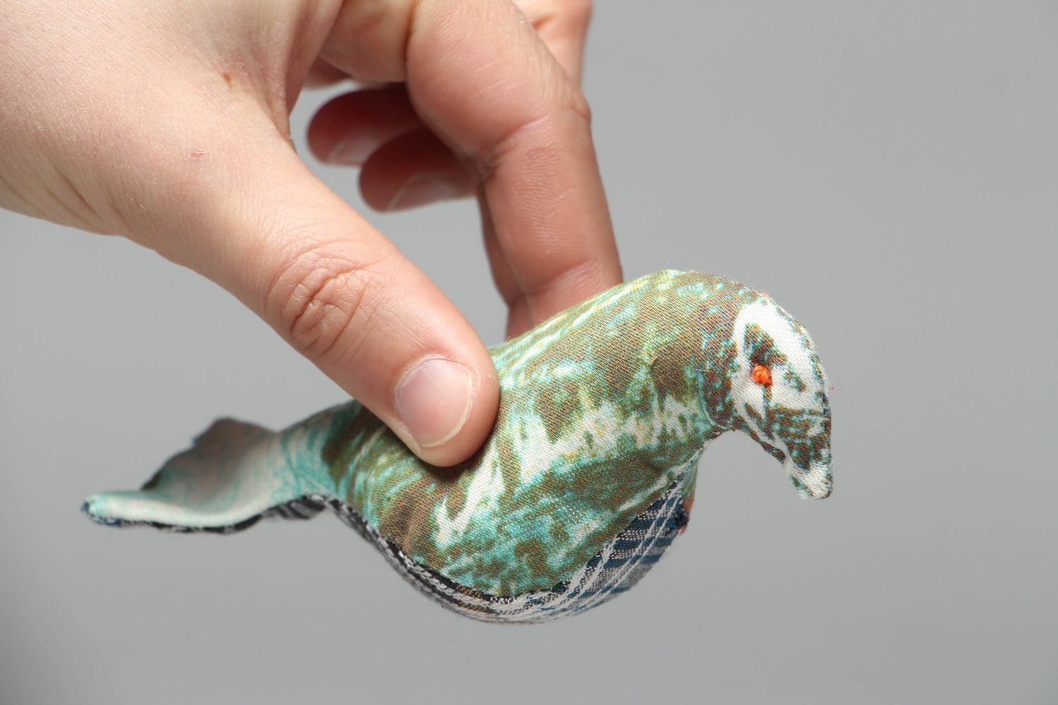 Jouet décoratif en tissu de satin et coton fait main en forme d'oiseau photo 4
