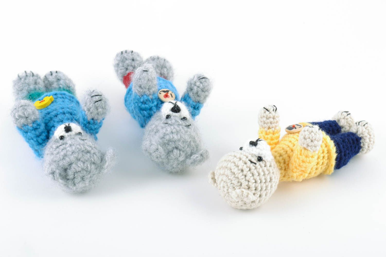 Маленькие мягкие игрушки ручной работы Мишки вязаные из шерсти 3 штуки фото 3