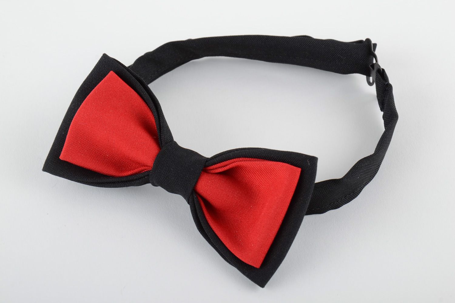 Handmade stylish bow tie sewn of red and black costume fabric for extravagant men photo 2