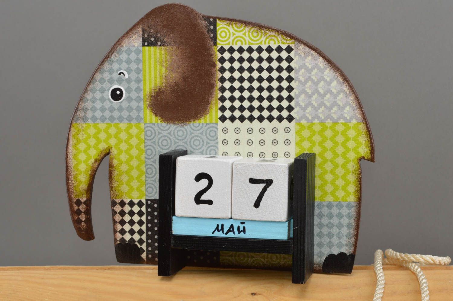 Calendrier perpétuel avec cubes en bois fait main enfant Éléphant à carreaux photo 2