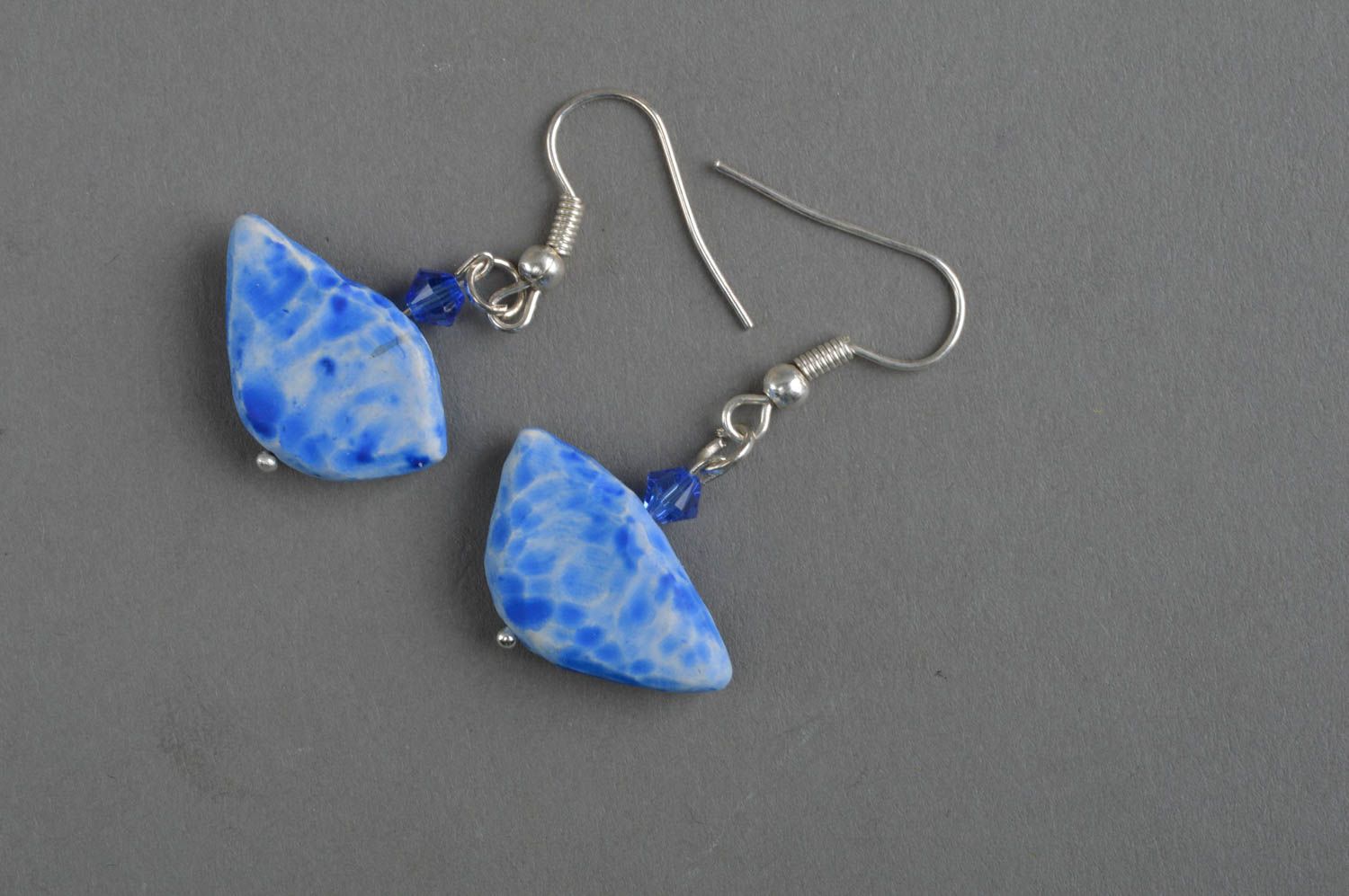 Boucles d'oreilles bleues en pâte polymère peintes faites main forme de pierre photo 2