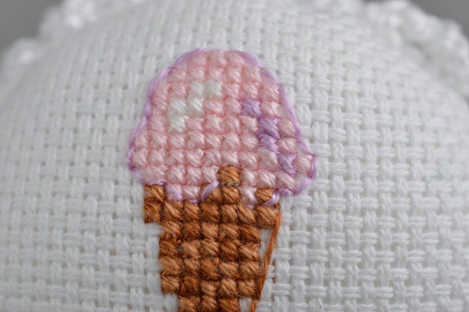 Белая брошь с вышивкой крестиком ручной работы с кружевом красивая Мороженое фото 5