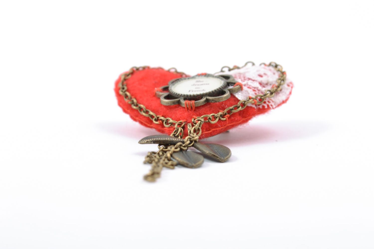 Broche en feutre rouge faite main cadeau pour femme Coeur avec breloque photo 5
