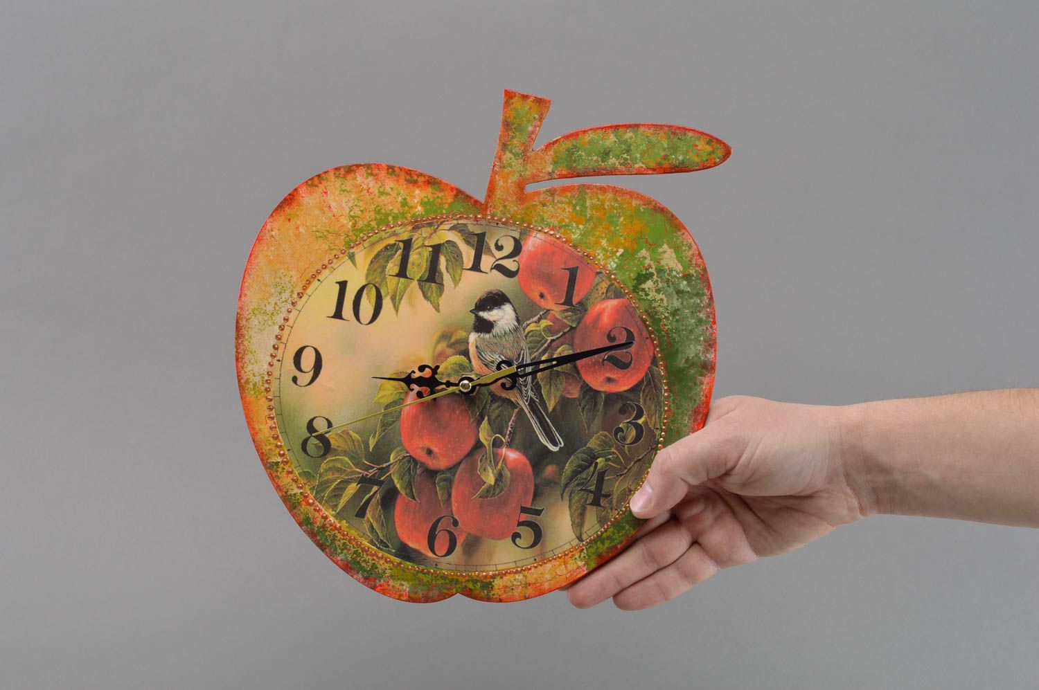 Reloj de madera de pared artesanal en técnica de decoupage vistoso Manzanas foto 4