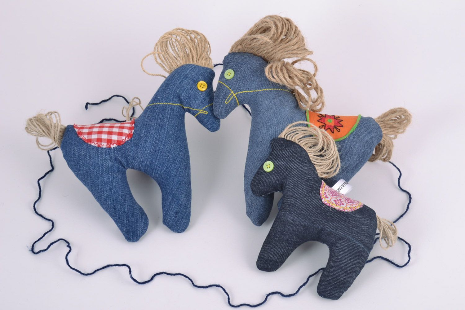 Brinquedos macios artesanais na forma de três cavalos foto 1