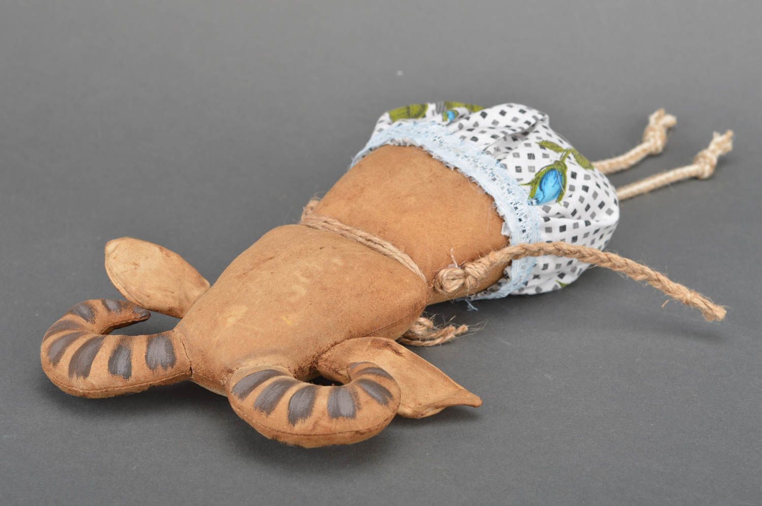 Интерьерная игрушка Козлик из хлопка коричневый милый декор ручной работы фото 3