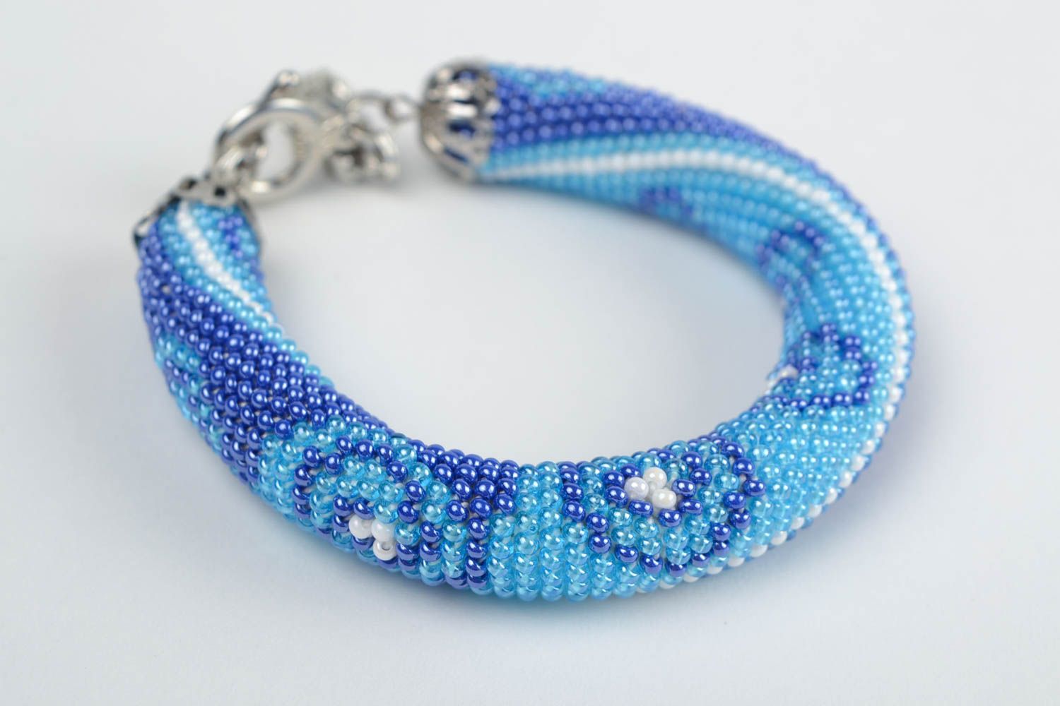 Litze Armband aus Glasperlen in Blau mit Mustern schön handgemacht gehäkelt foto 4