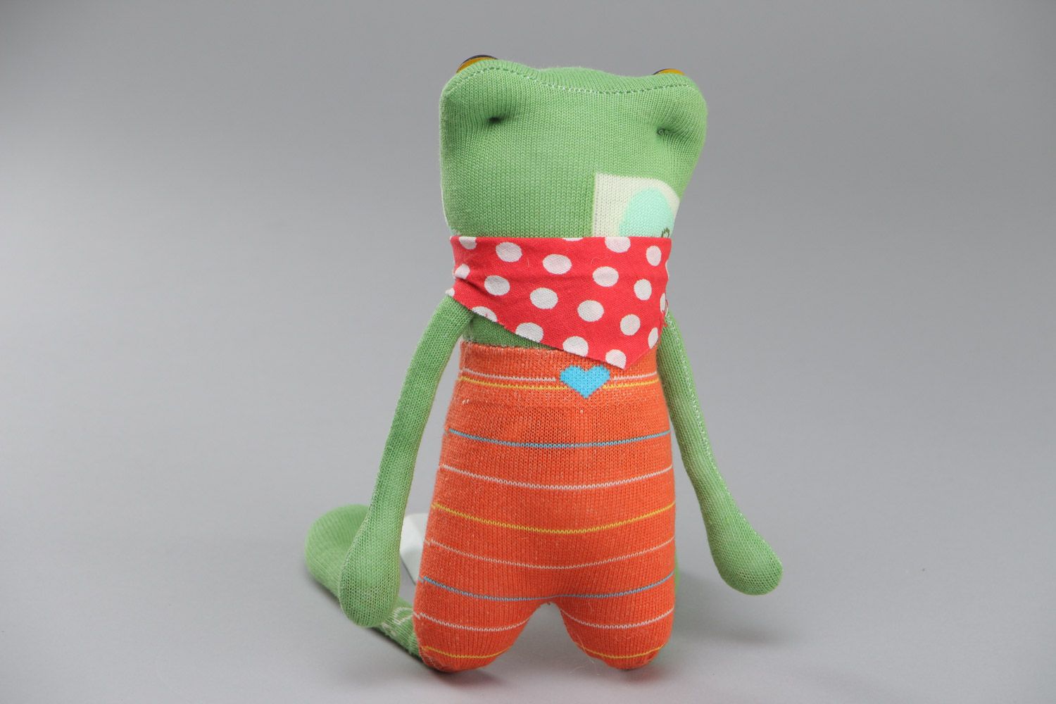Mittleres grünes handgemachtes Stofftier Frosch aus Socken in Kleidung für Kinder foto 3