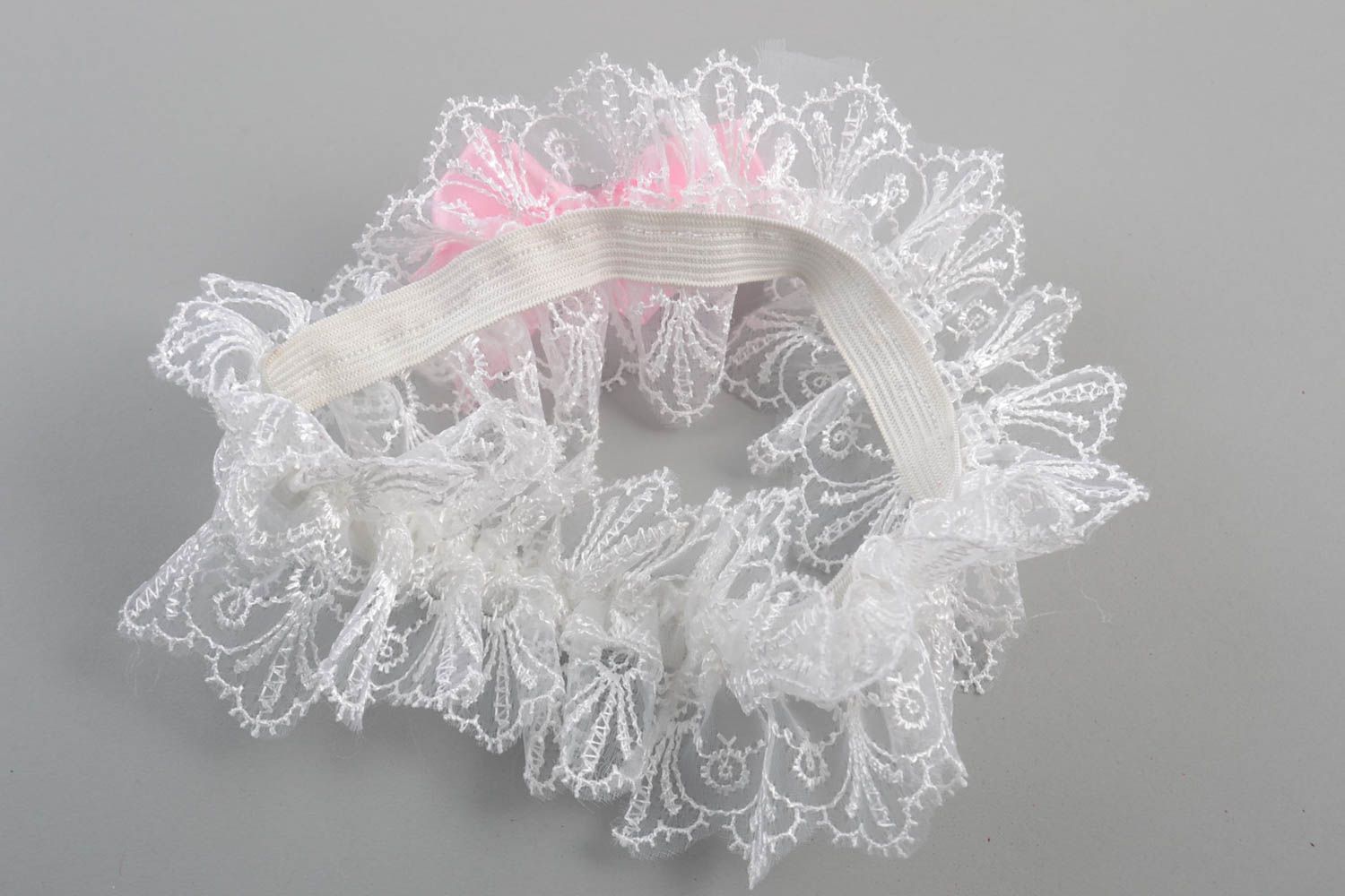 Свадебная подвязка невесты из атласа и гипюра белая с розовым бантиком хэнд мэйд фото 5