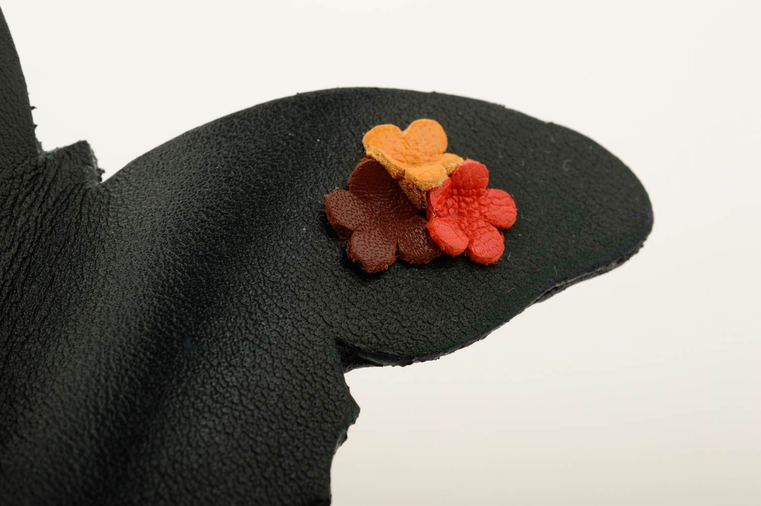 Broche de cuero bisutería artesanal accesorio para mujer de moda Mariposa foto 4