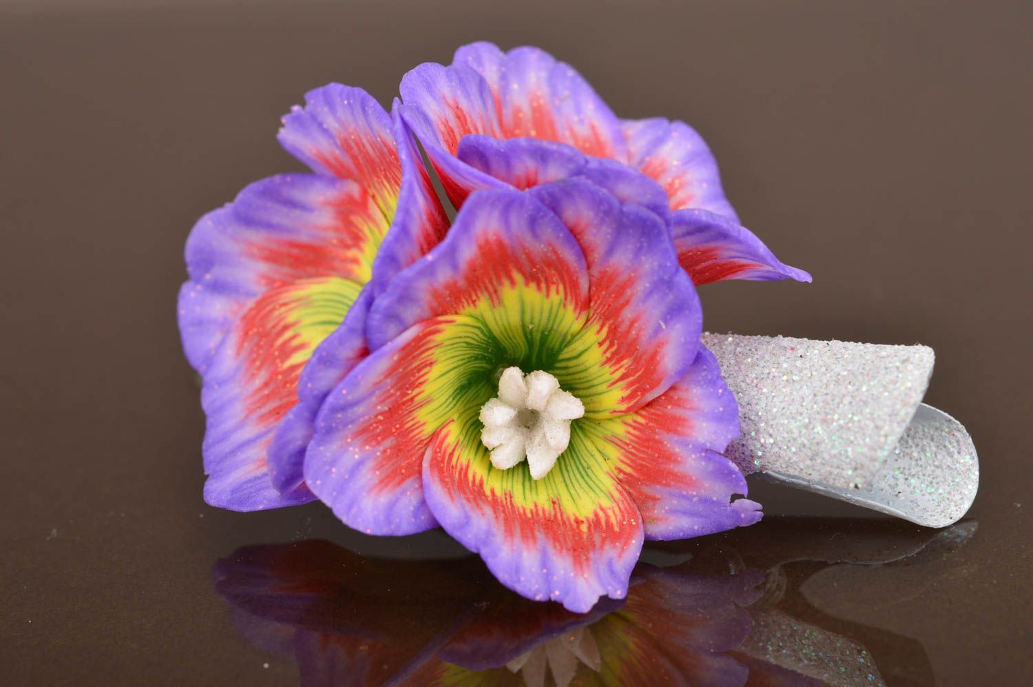 Pinza de pelo con flores de arcilla polimérica artesanal Flores violetas foto 3