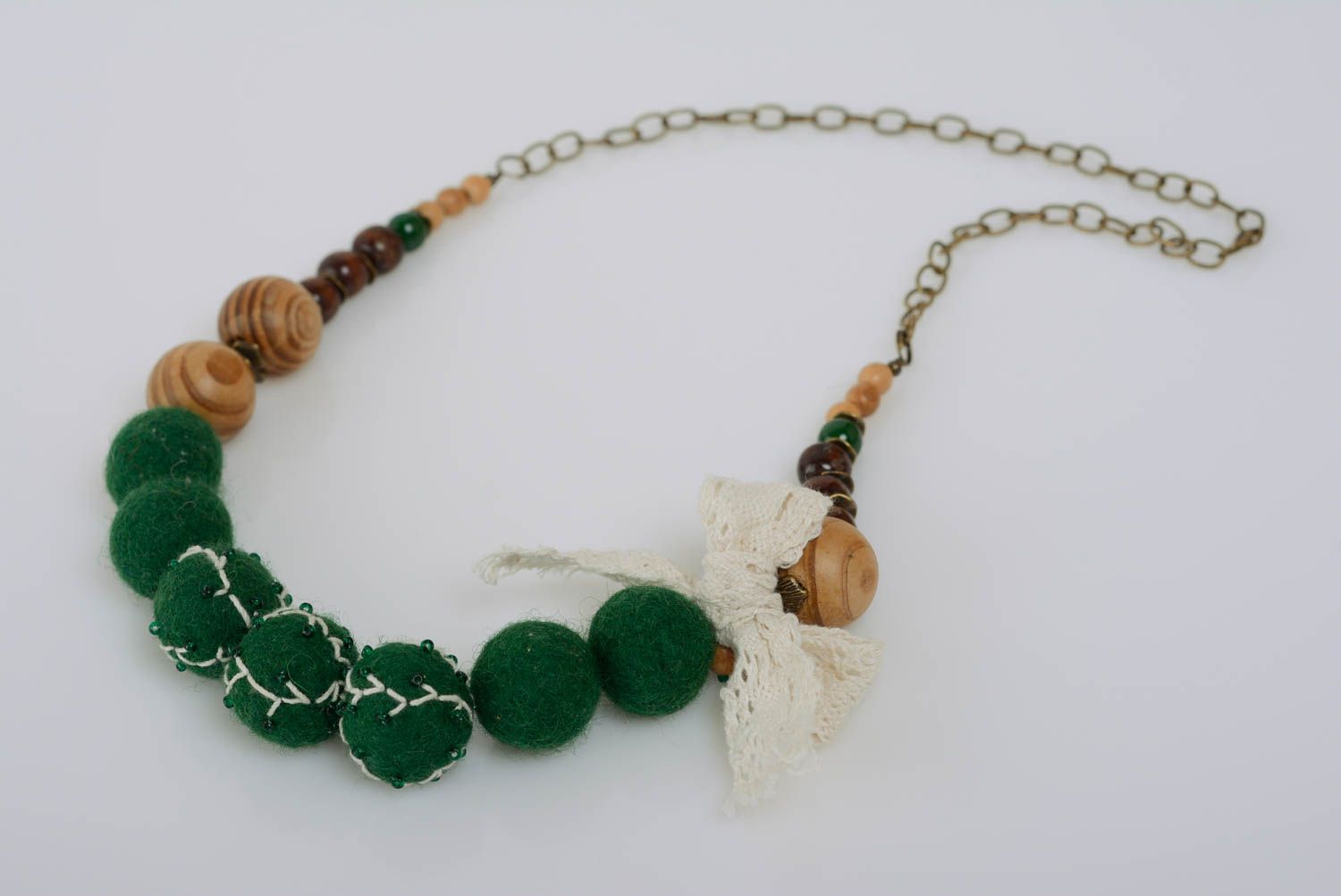 Collier en perles de laine et de bois fait main vert avec noeud sur chaîne photo 1