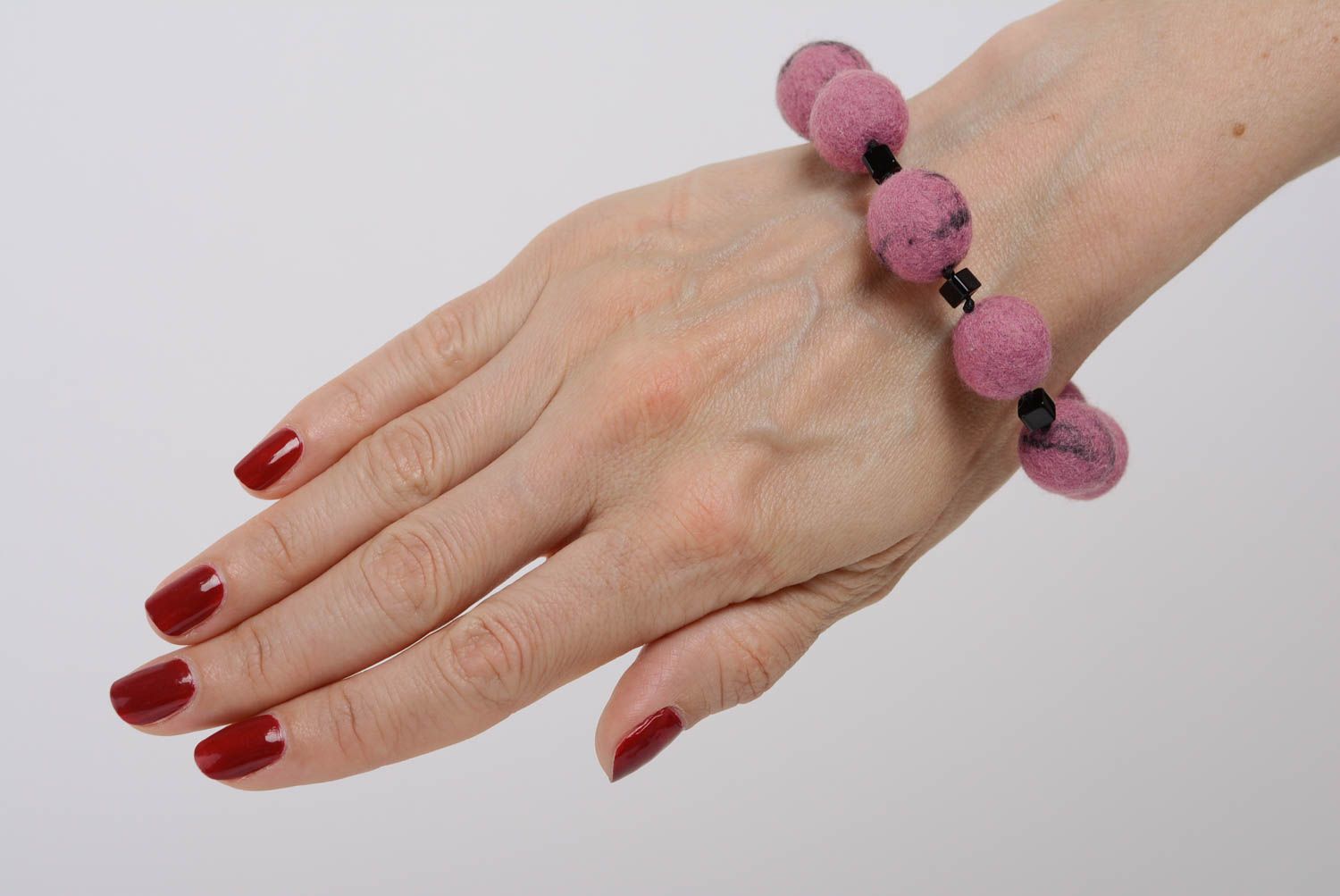 Bracelet en laine feutrée fait main rose design original cadeau pour femme photo 4
