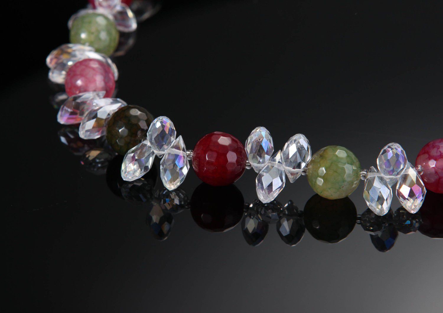 Halskette aus Kristallen und Achat verschiedener Farben foto 4