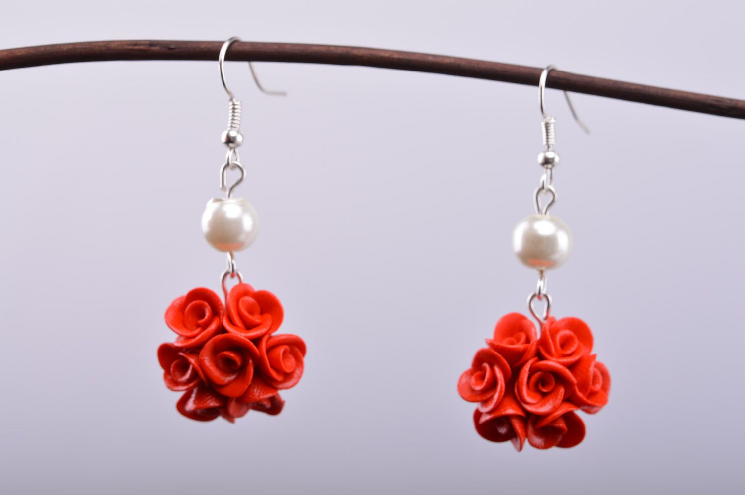 Pendientes con flores de arcilla polimérica artesanales rojos originales foto 2