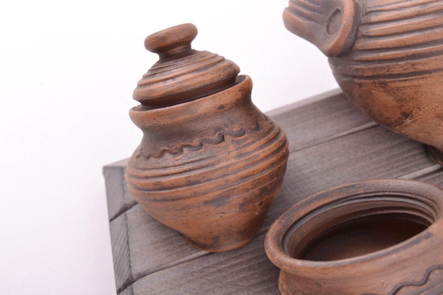 Этническое объемное панно в виде деревянной доски с глиняной посудой хэнд мэйд фото 5