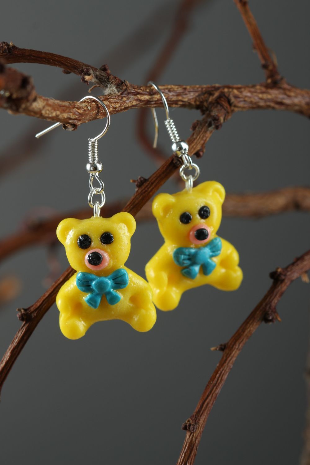 Boucles d'oreilles pendantes Bijou fait main oursons jaunes Cadeau femme photo 1