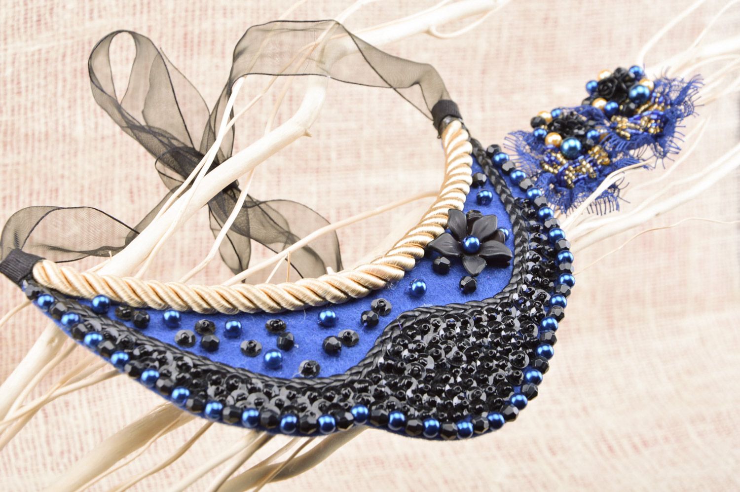 Originelles Schmuck Set handmade in Blau Ohrringe Blumen aus Spitzen und Kragen Collier aus Filz  foto 4