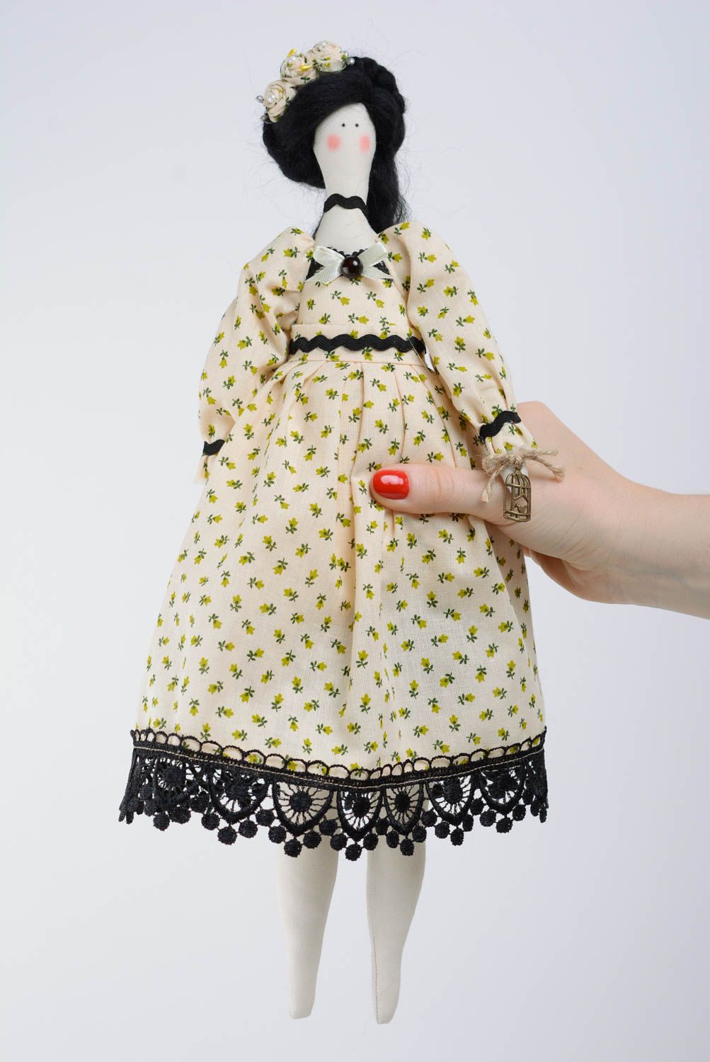 Dekorative schöne Puppe aus Stoff im cremefarbenen Kleid Leinen und Baumwolle foto 3