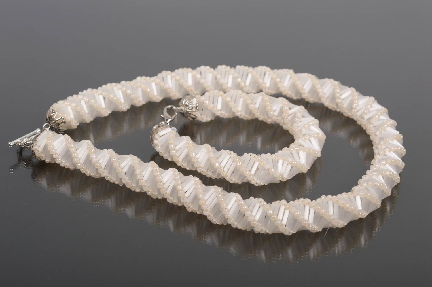 Parure collier bracelet Bijoux faits main blancs perles de rocaille Cadeau femme photo 3