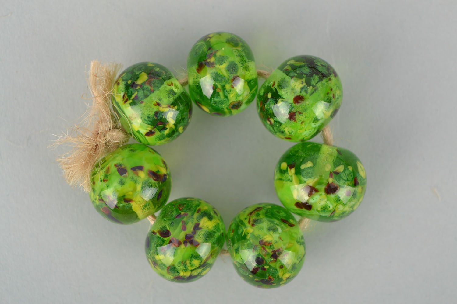 Стеклянные бусины в зеленой цветовой гамме фото 1