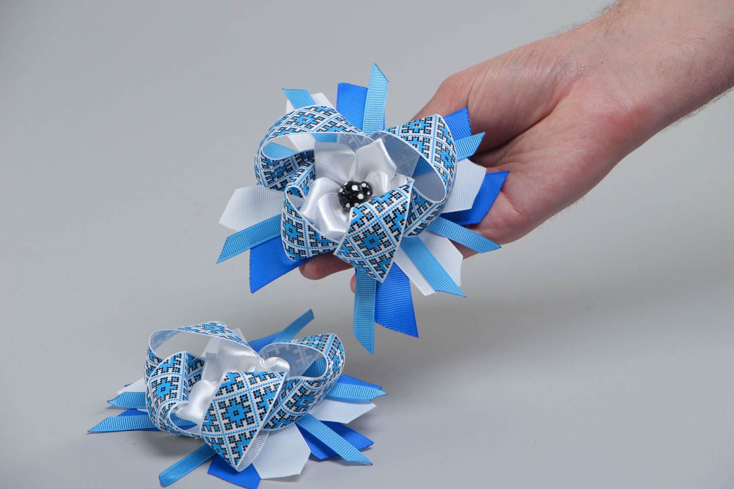 Blau weißes Haargummi Set mit Schleifen aus Atlasbändern 2 Stück Handarbeit foto 5