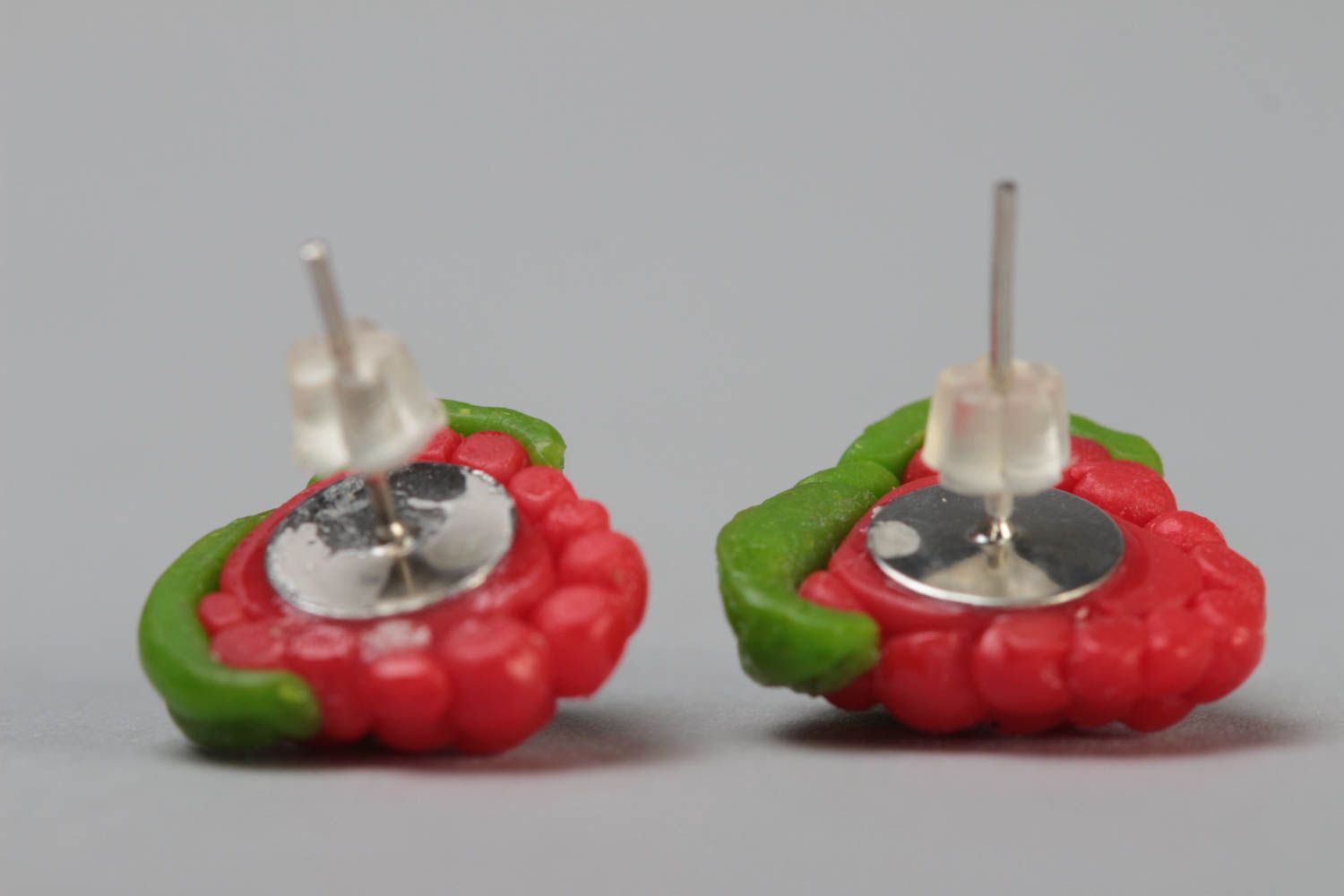 Оригинальные серьги гвоздики из полимерной глины в виде ягод малины ручной работы фото 3