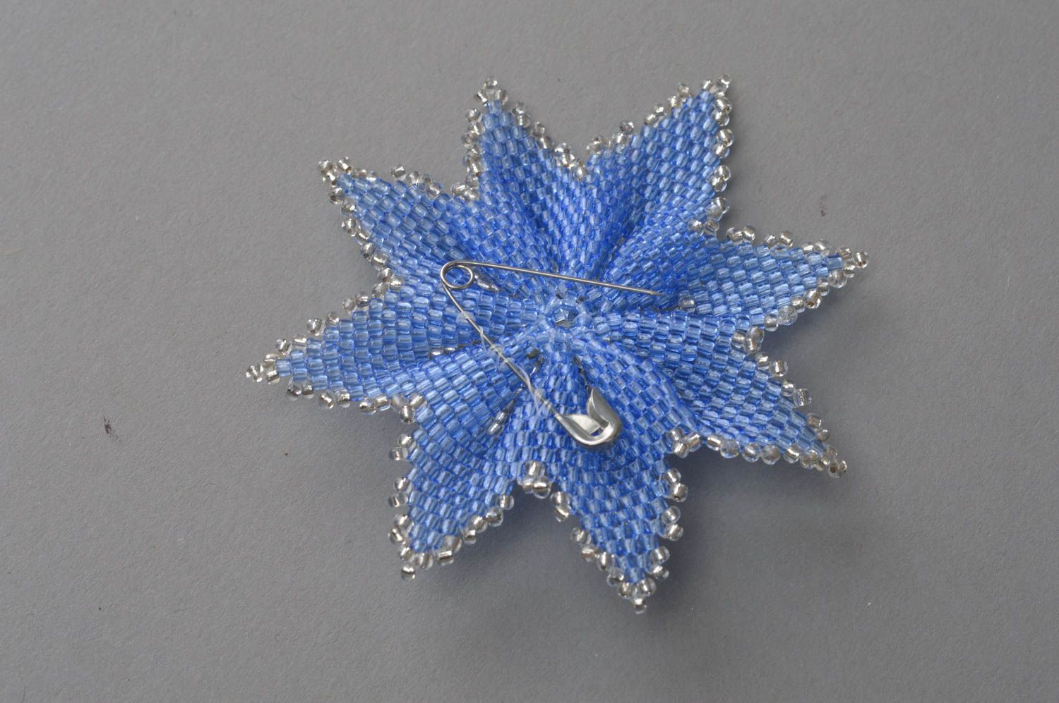 Broche bleue originale en perles de rocaille faite main en forme de fleur photo 4