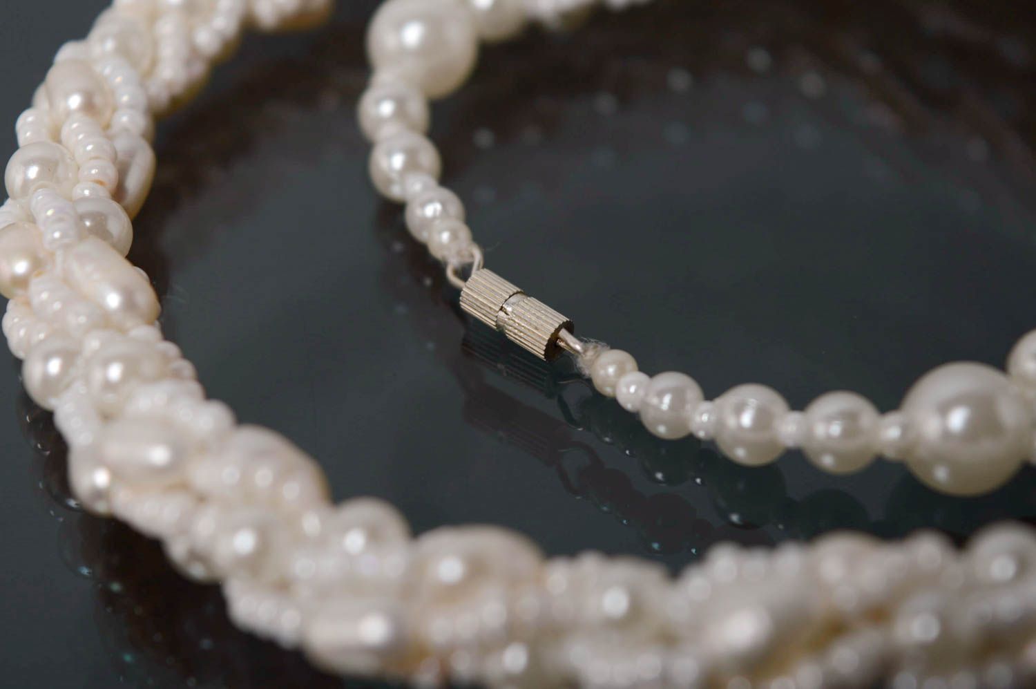 Thin beaded necklace with river pearls photo 4