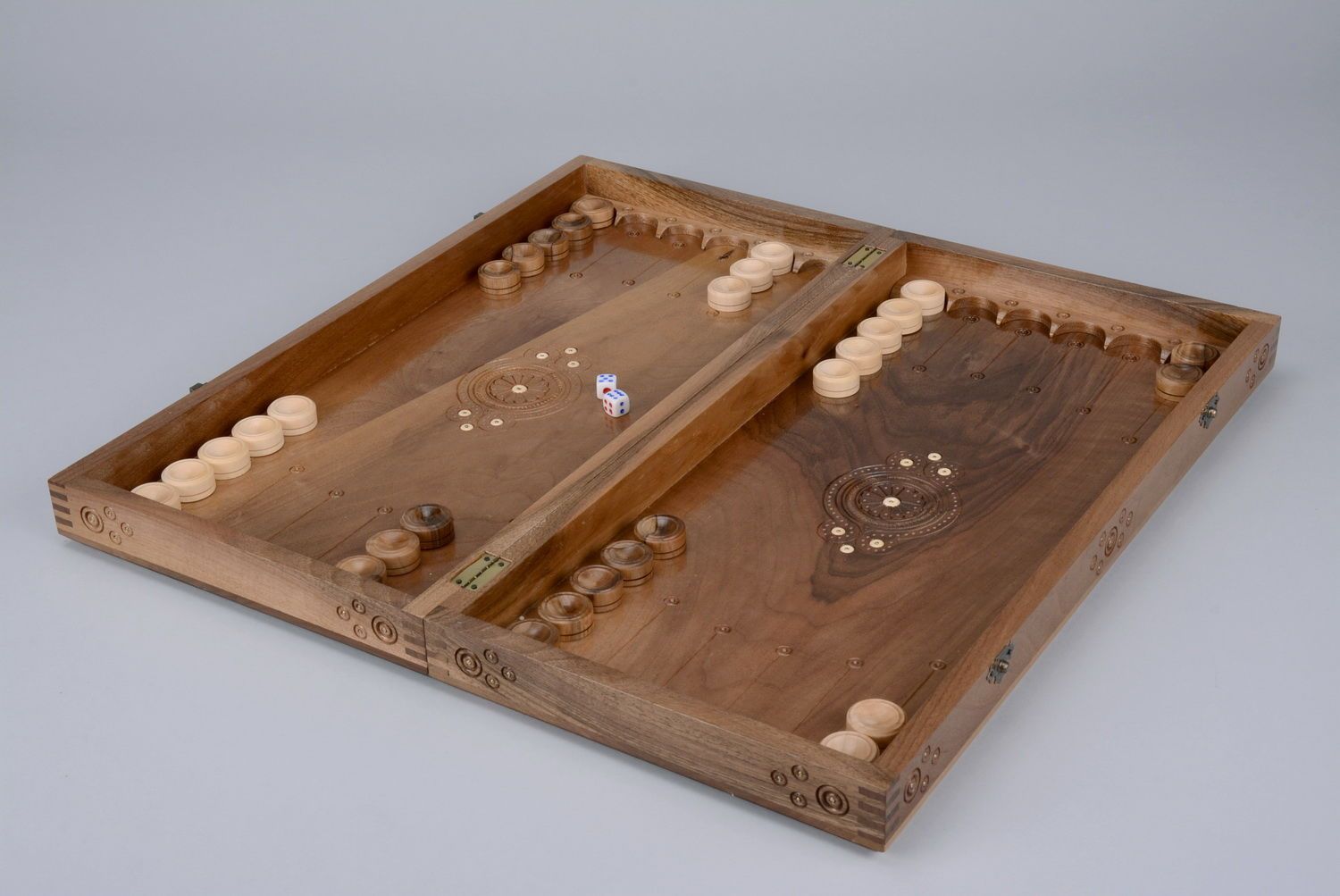 Ensemble de jeux en bois Échecs, jeu des dames et backgammon    photo 1