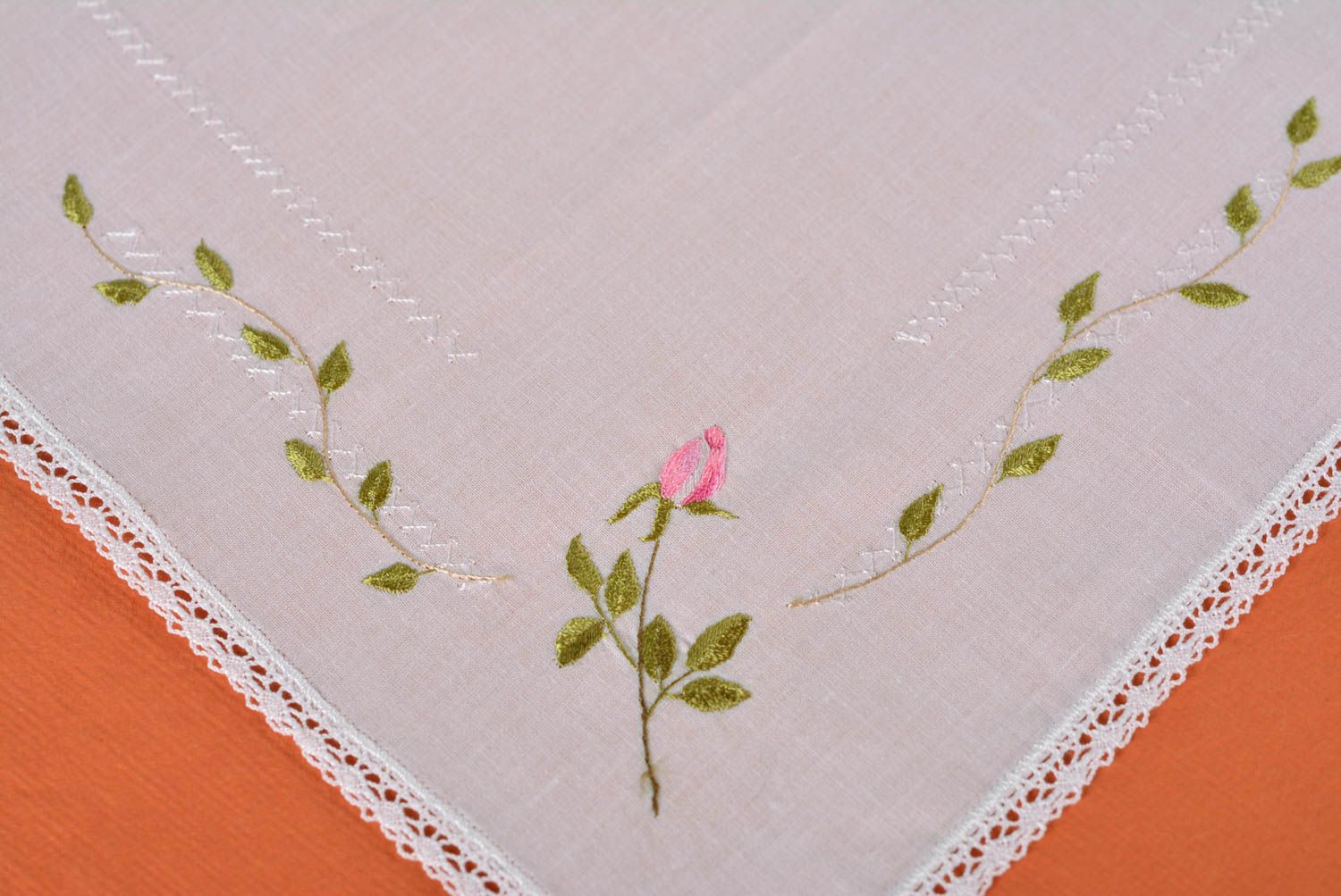 Mouchoir en tissu brodé fait main blanc carré en batiste avec fleurs Idée cadeau photo 2