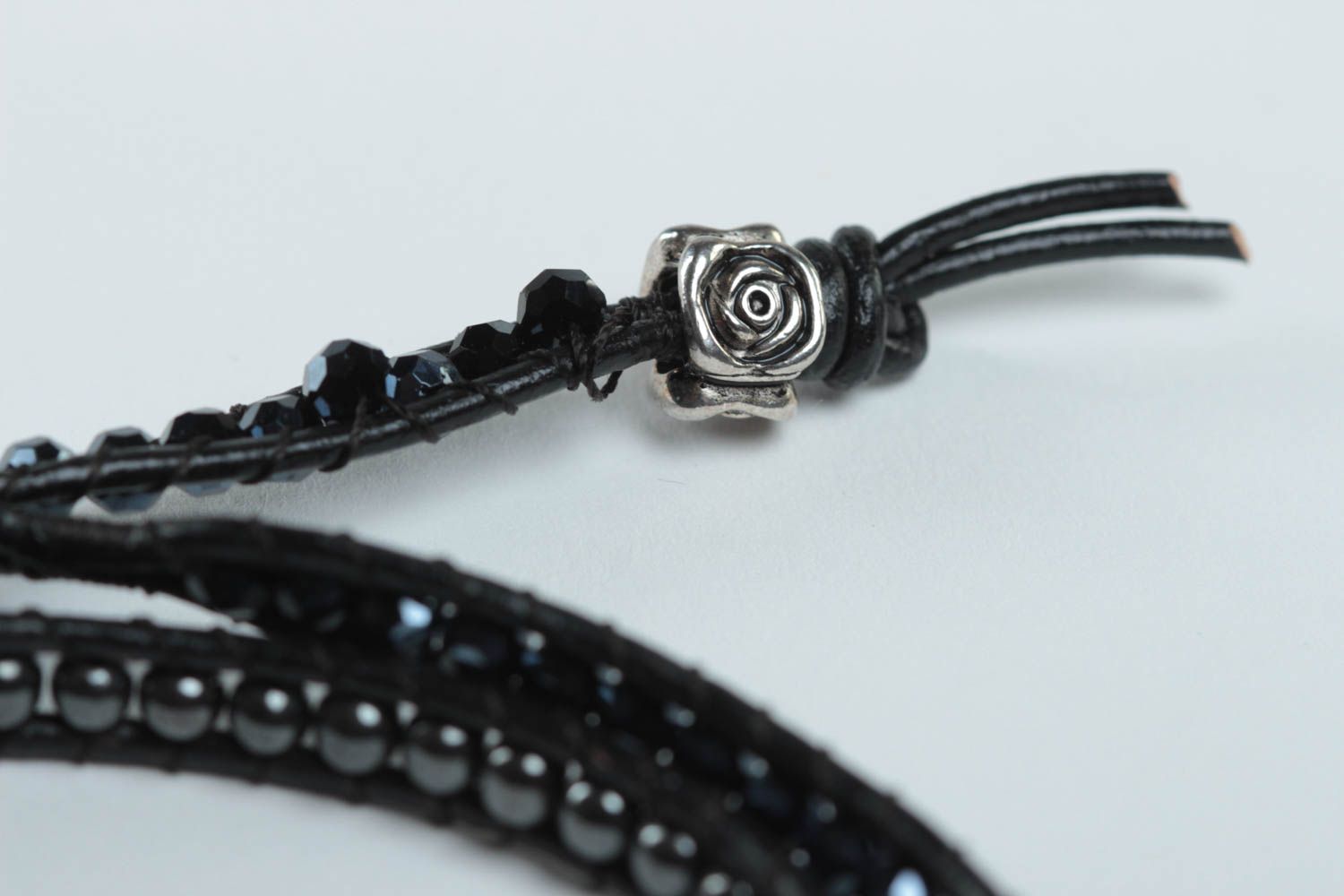 Bracelet hématite Bijou fait main perles Accessoire femme cordon cuir design photo 4