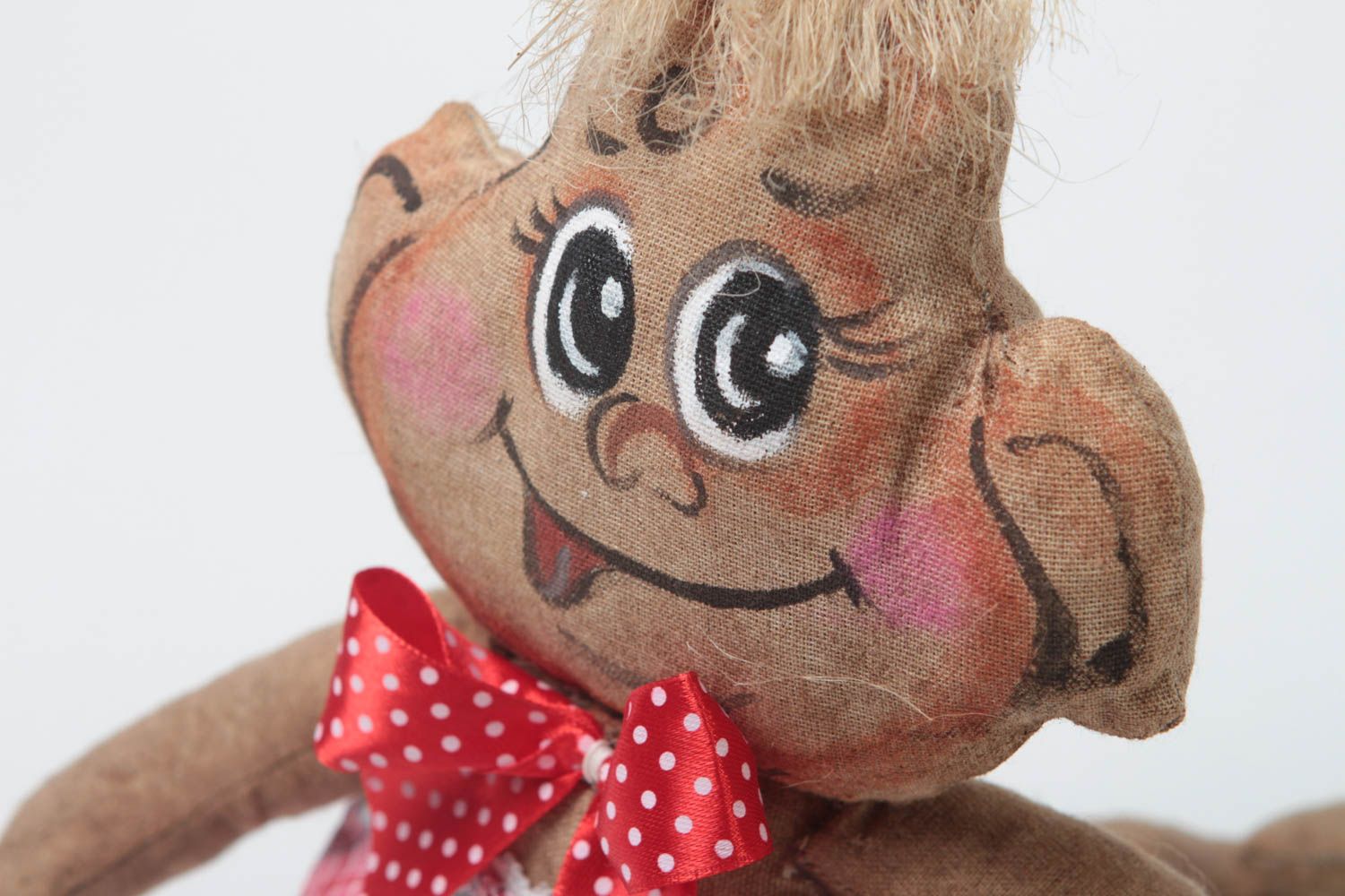 Декоративная обезьянка игрушка ручной работы мягкая с красным бантиком  фото 3