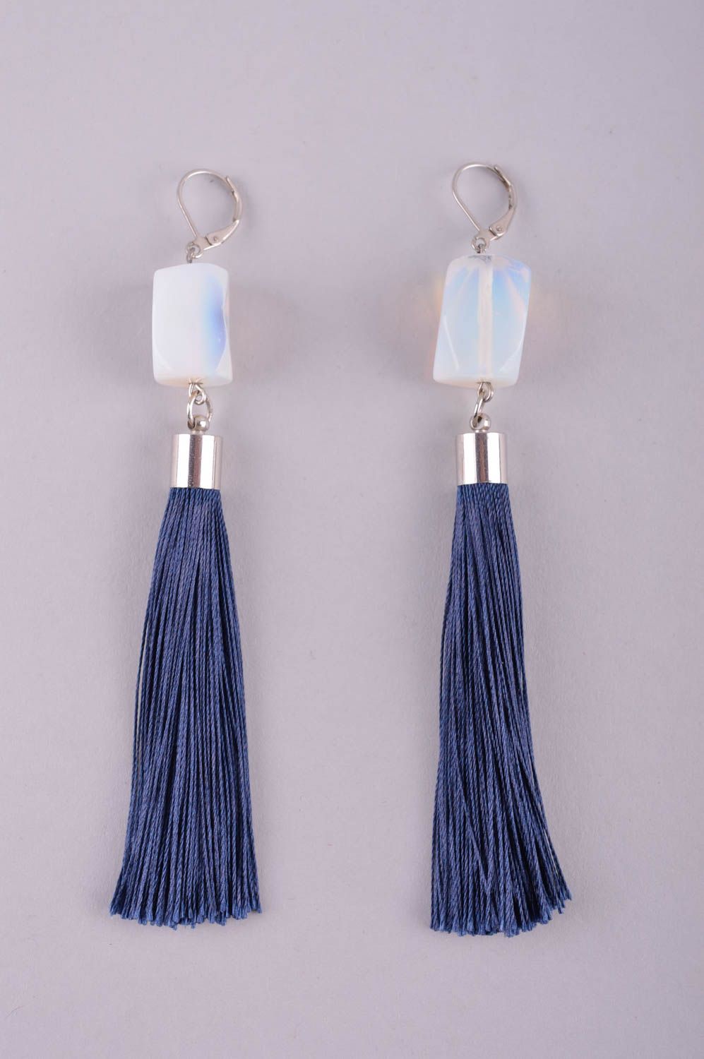 Длинные серьги украшение ручной работы с кисточками плетеные серьги с камнями фото 3