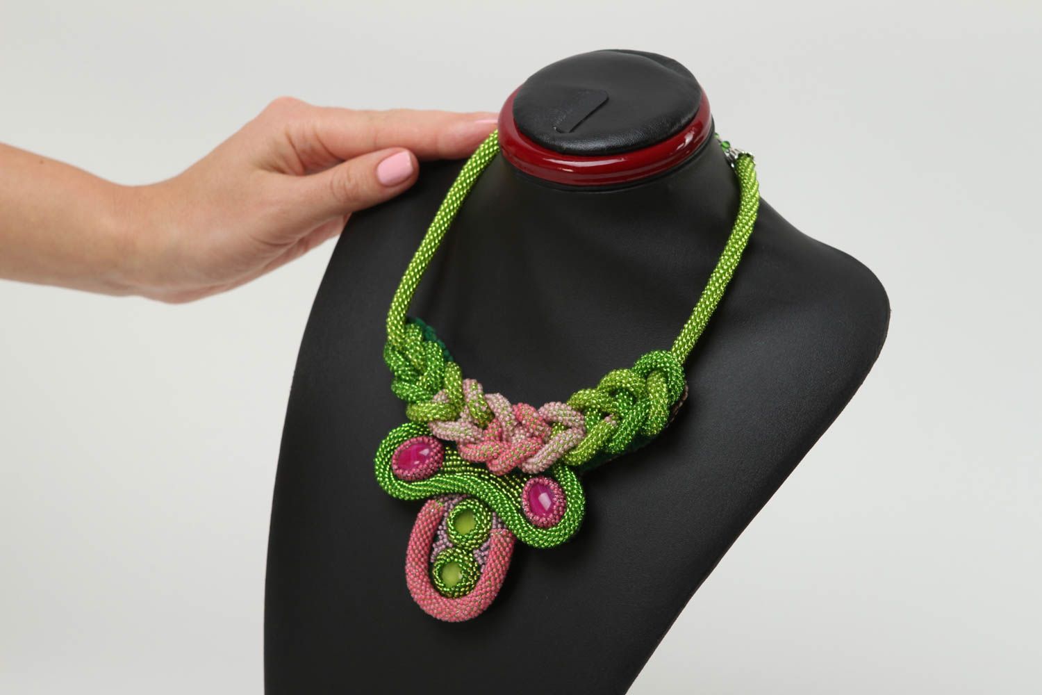 Collier en perles de rocaille Bijou fait main volumineux vert-rose Cadeau femme photo 2