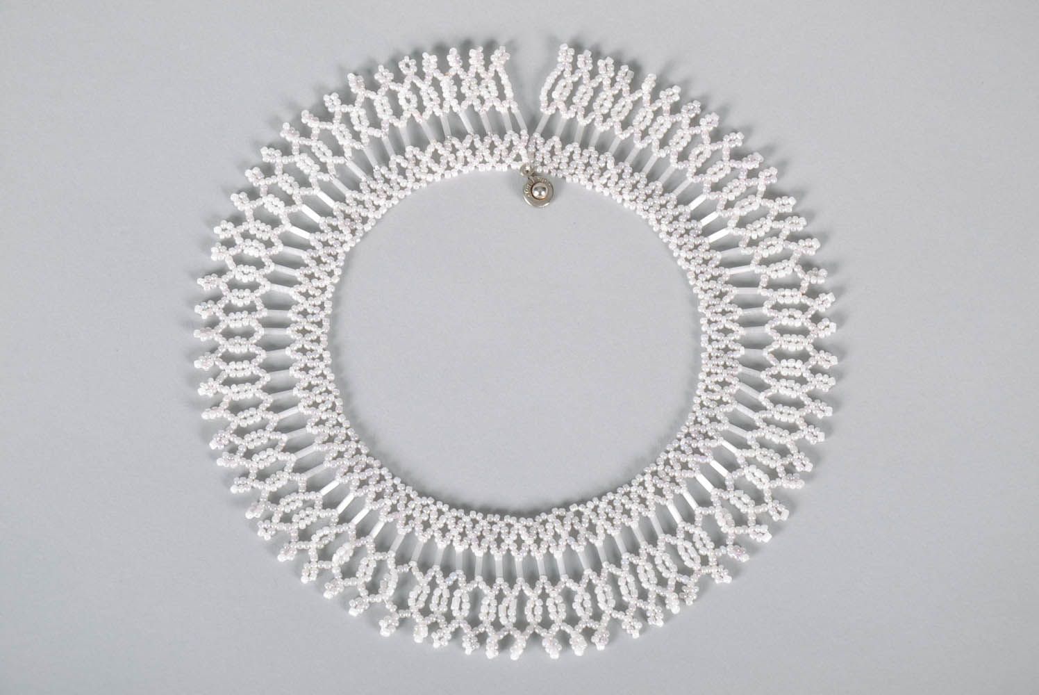 Weiße Halskette aus Perlen foto 2