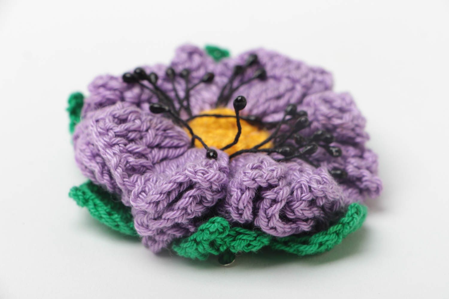 Pinza para el pelo artesanal tejida con forma de flor violeta original bonita foto 3