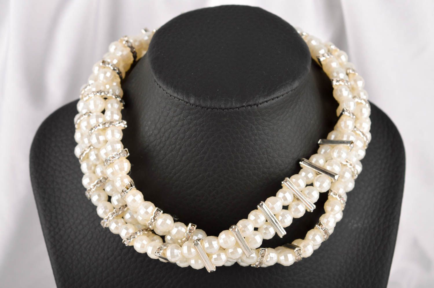 Collier blanc Bijou fait main en perles à facettes et strass Cadeau femme photo 1