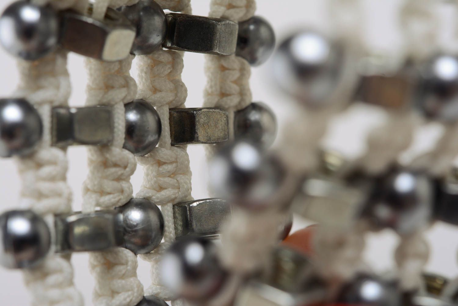 Bracelet macramé large avec perles acryliques et écrous en inox fait main photo 4