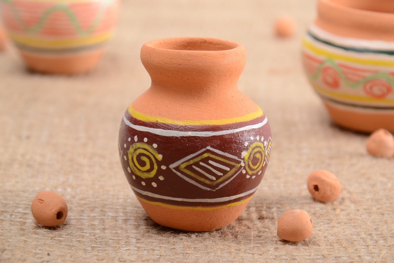 Декоративный глиняный кувшин с росписью ручной работы маленький для декора дома фото 1