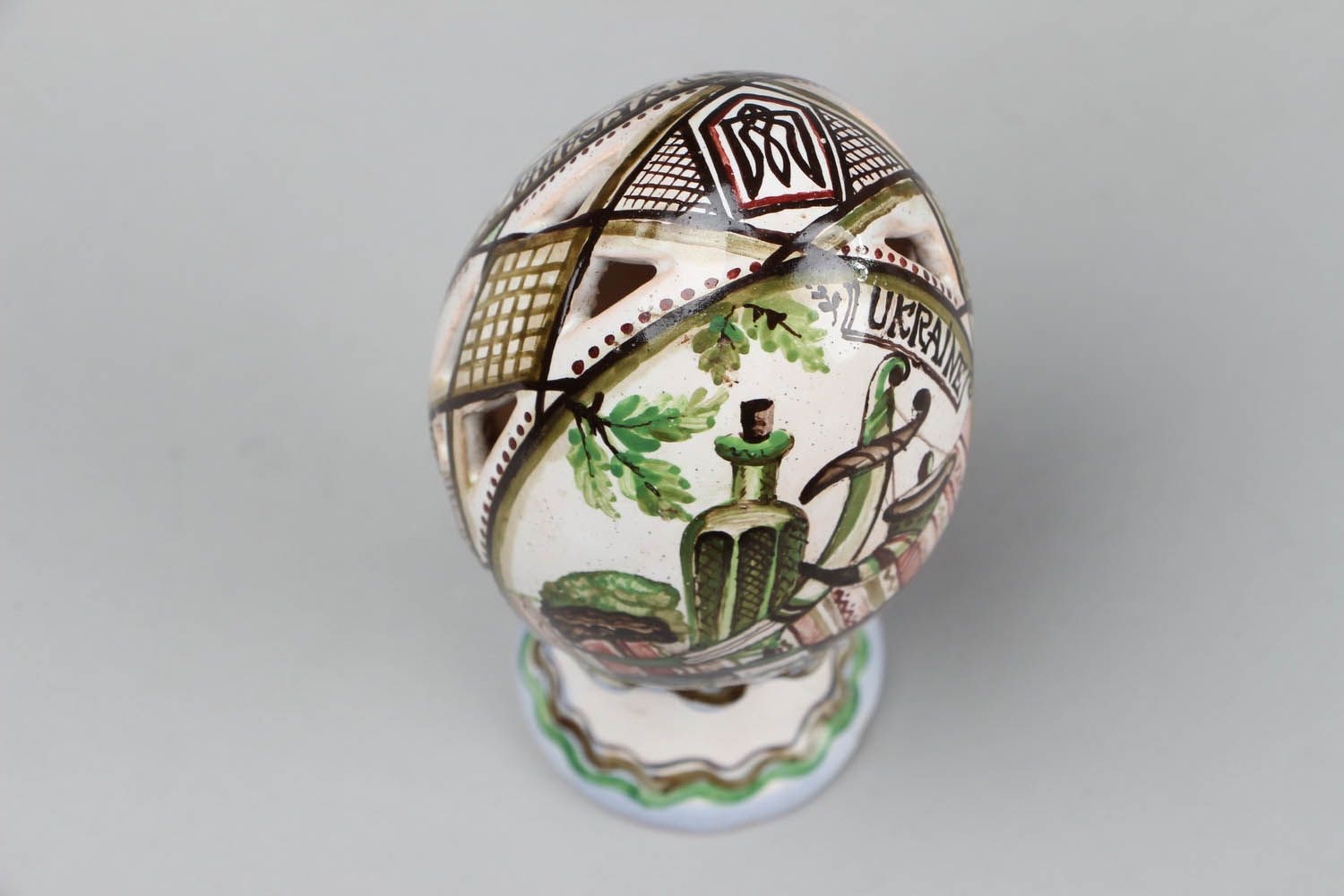 Œuf décoratif en céramique sur un support fait main photo 3