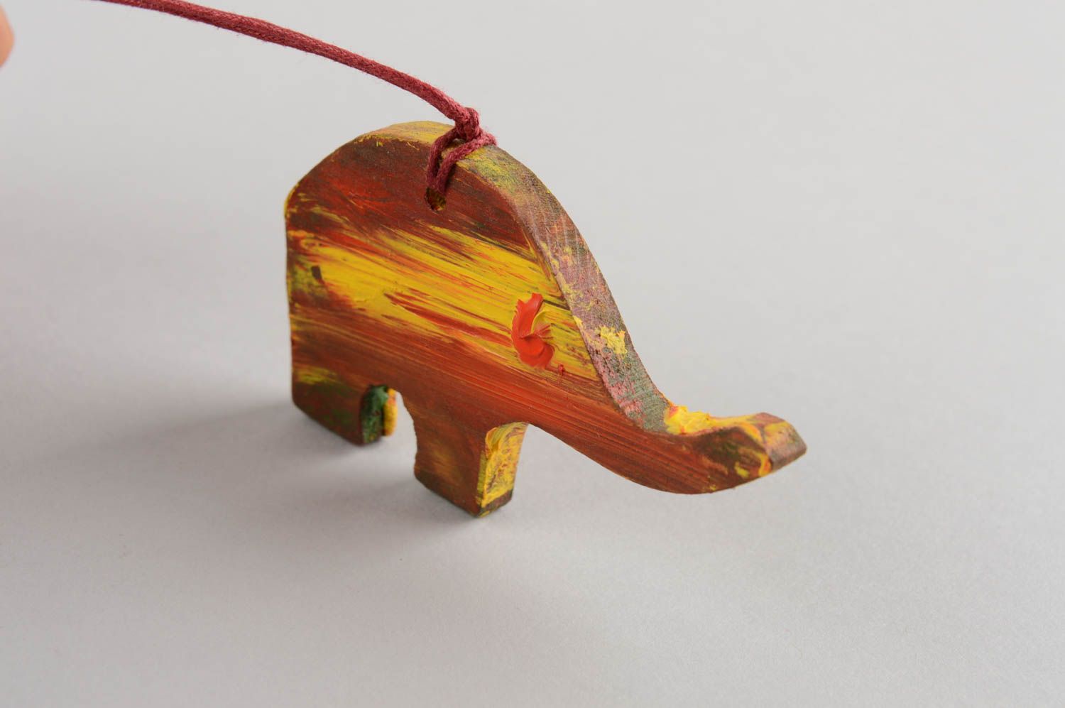 Pendentif en bois Éléphant peint de couleurs acryliques fait main sur lacet photo 5