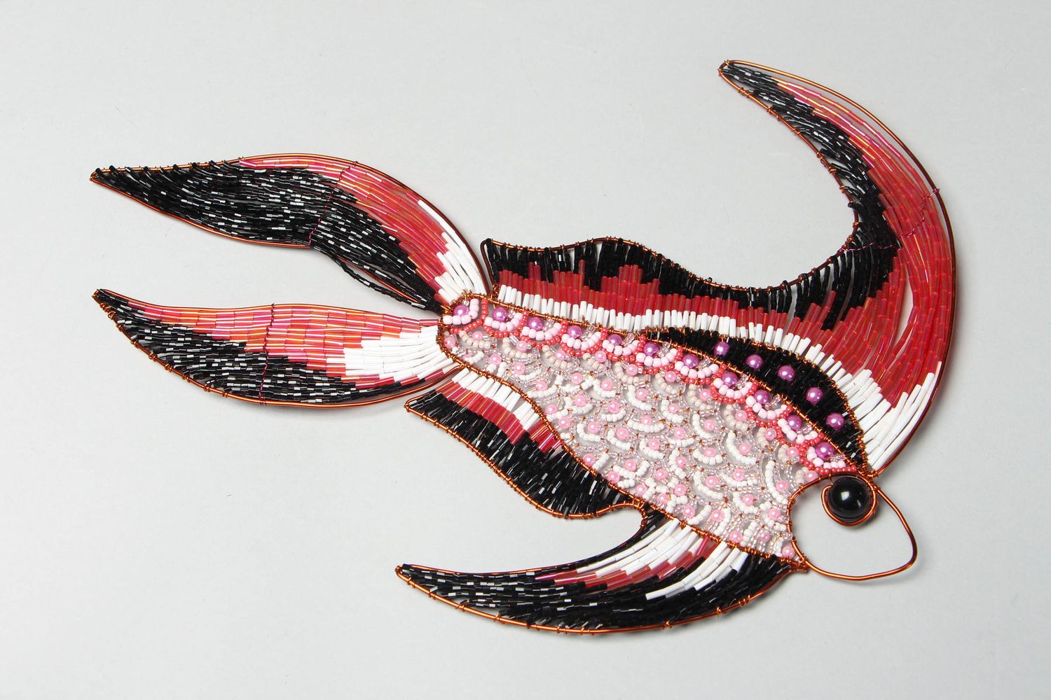 Elemento decorativo hecho a mano de abalorios con forma de pez original  foto 1