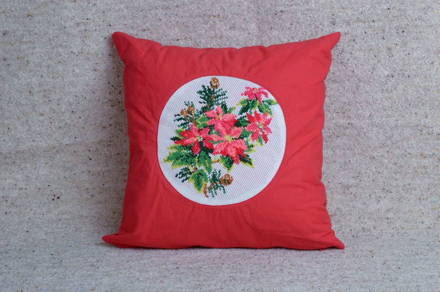 Coussin rouge fait main Oreiller pour canapé en coton design floral Déco maison photo 1