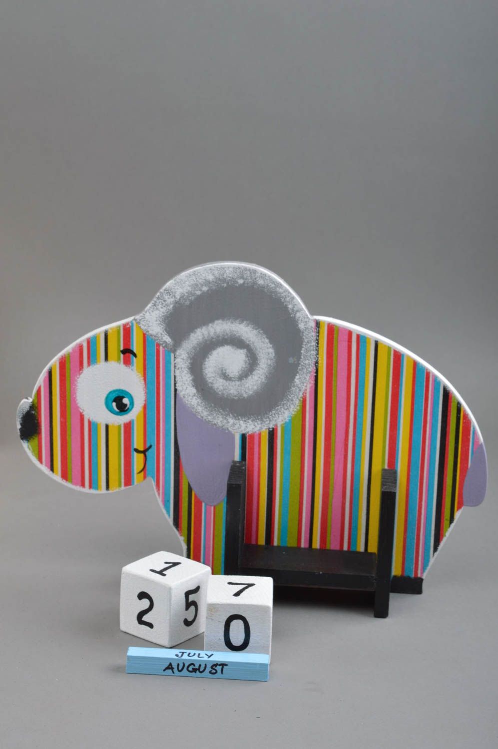 Mouton calendrier de bureau rayé multicolore fait main en bois serviettage photo 3
