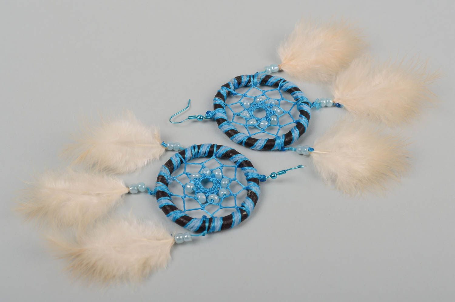 Серьги ручной работы серьги с перьями голубые длинные серьги Ловец снов фото 2
