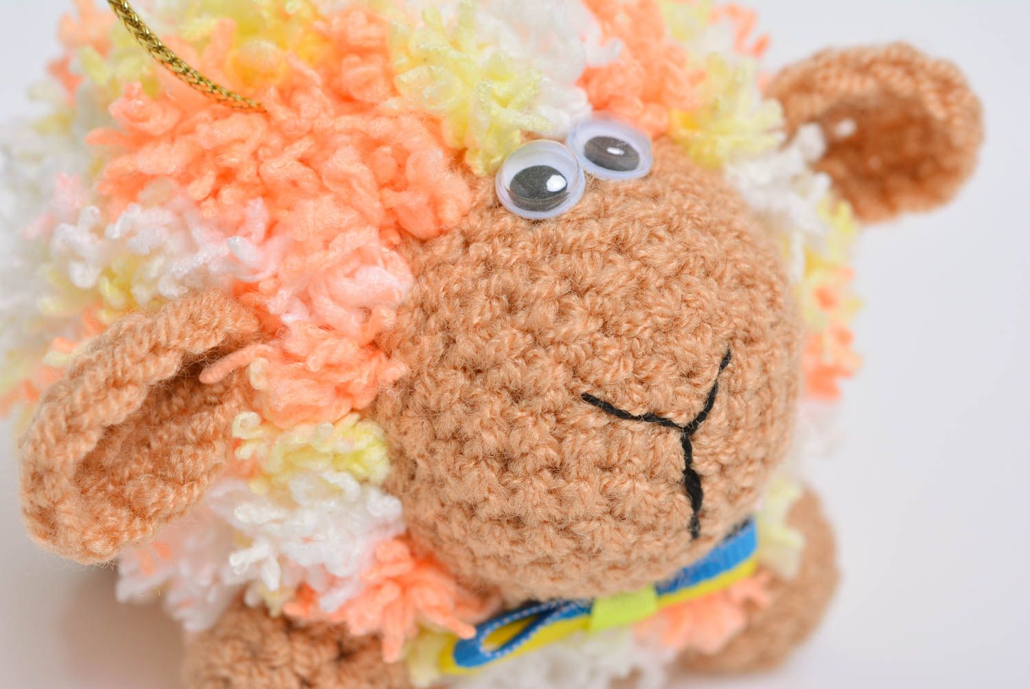Juguete de peluche tejido artesanal multicolor infantil con ojal ovejita foto 2