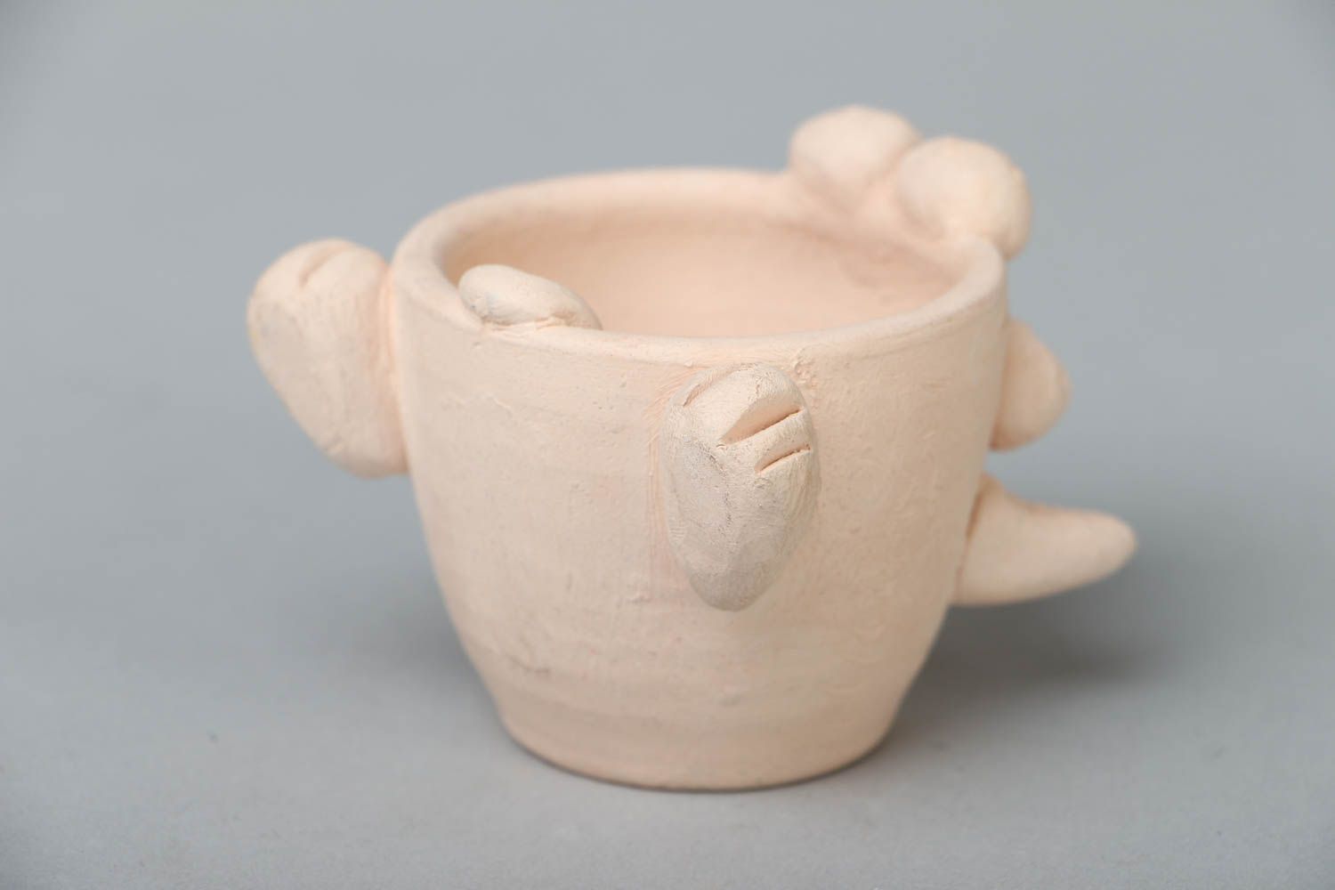 Wite clay not glazed kids cup with kitty molded pattern photo 1