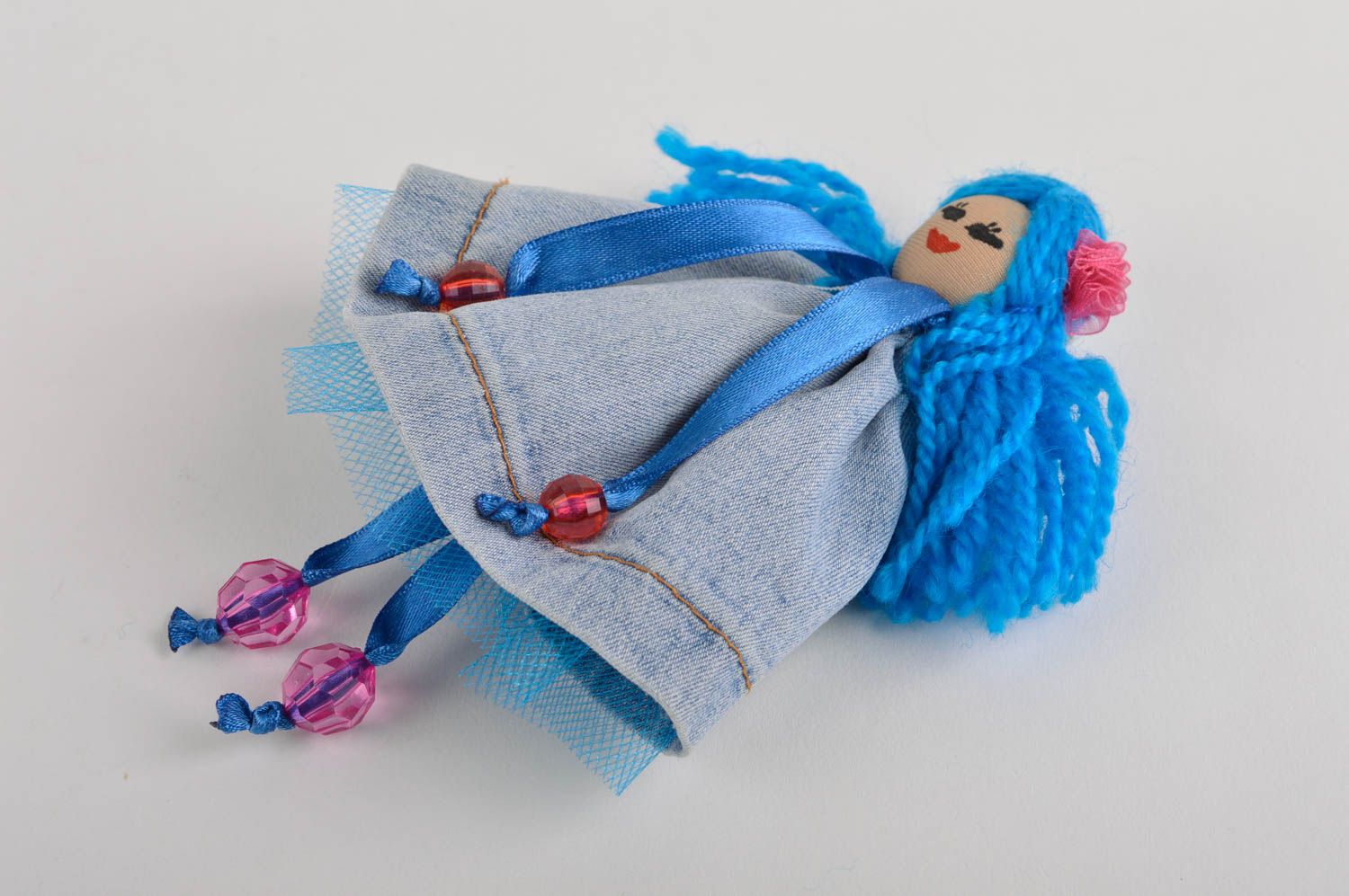 Broche poupée Bijou fantaisie fait main Accessoire femme en tulle jean et satin photo 3